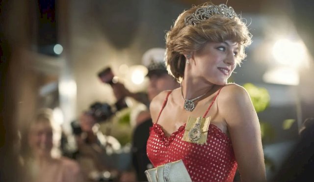 Trajes y accesorios de la serie ‘The Crown’ irán a subasta