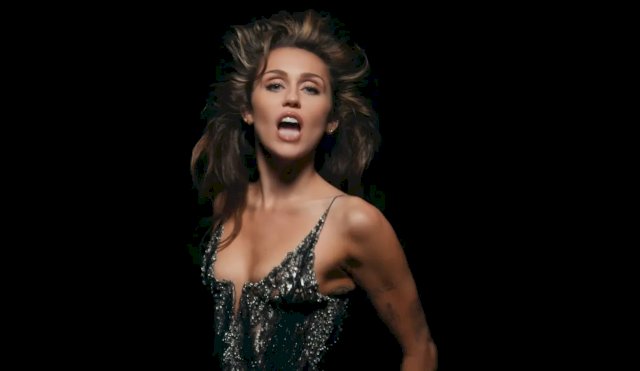 MILEYCYRUSLANZAMIENTO