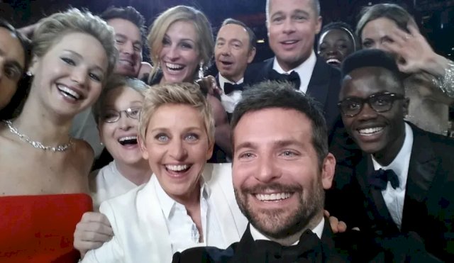 SELFIEVIRAL